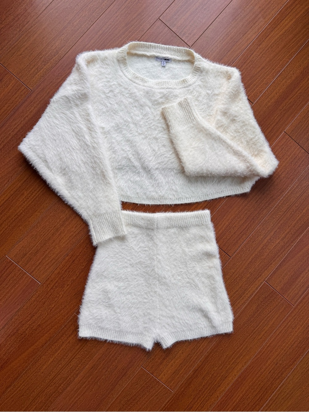 Fashion Nova Women’s Cream Fuzzy Knit Sweater Shorts Set Small